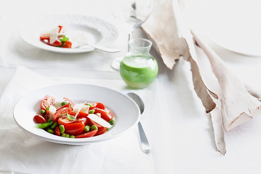 Tomatensalat mit Bohnen und Parmesan