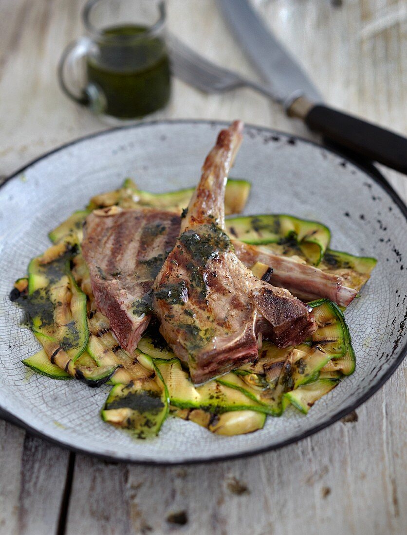 Gegrillte Lammkoteletts auf Zucchini