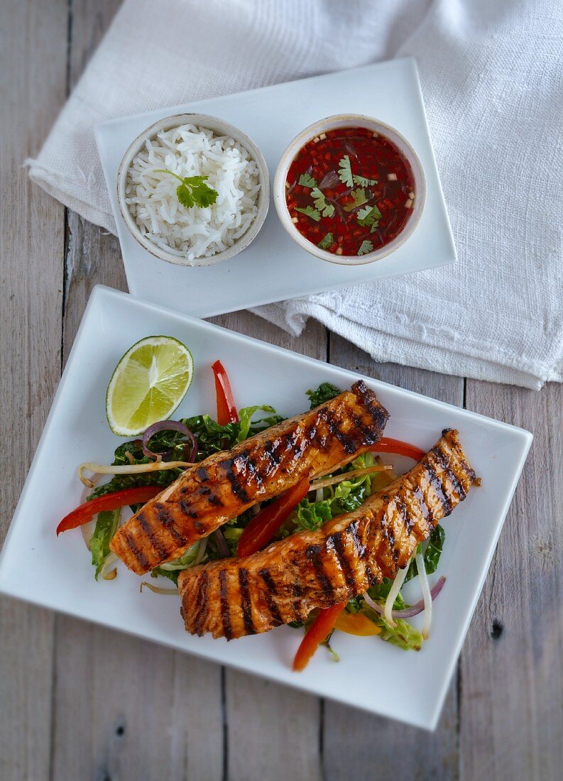 Gegrillter Lachs auf Gemüsesalat mit Reis und Chili-Koriander-Sauce