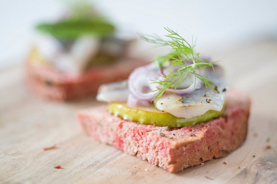 Rote-Bete-Brot mit Matjes