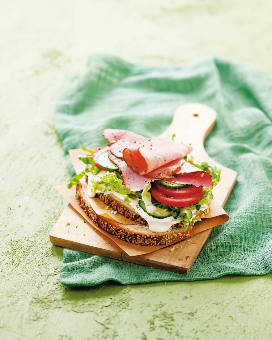 Belegtes Brot mit Salat und Schinken