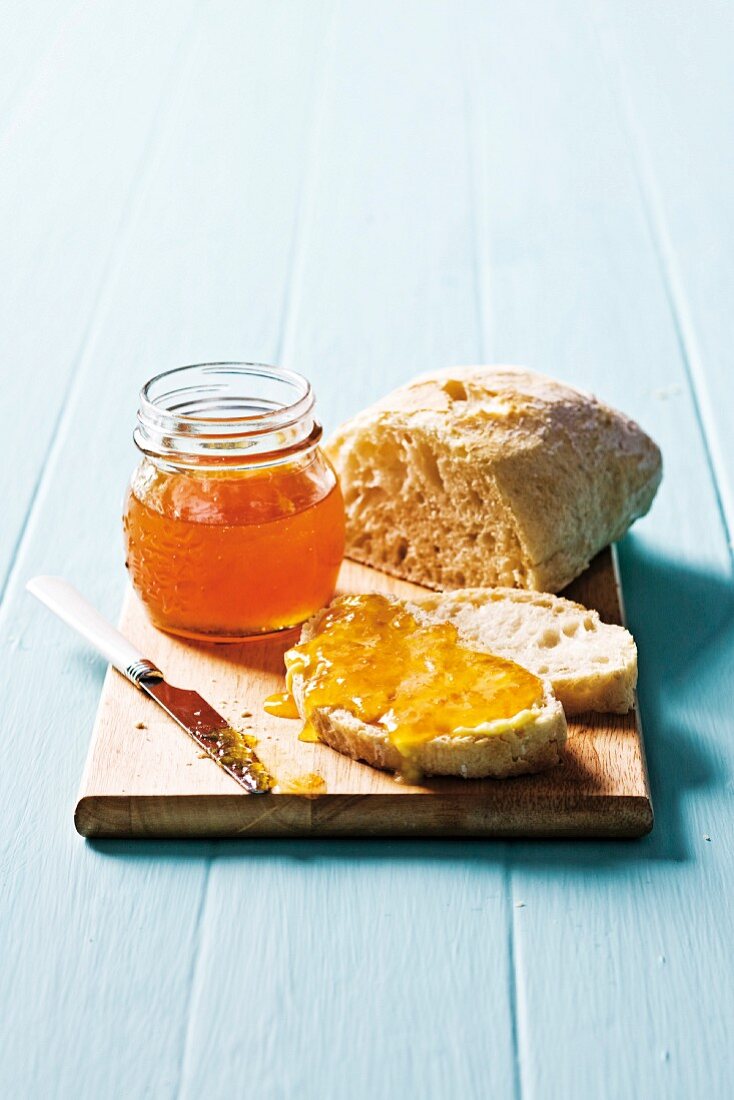 Weißbrot mit Aprikosenmarmelade