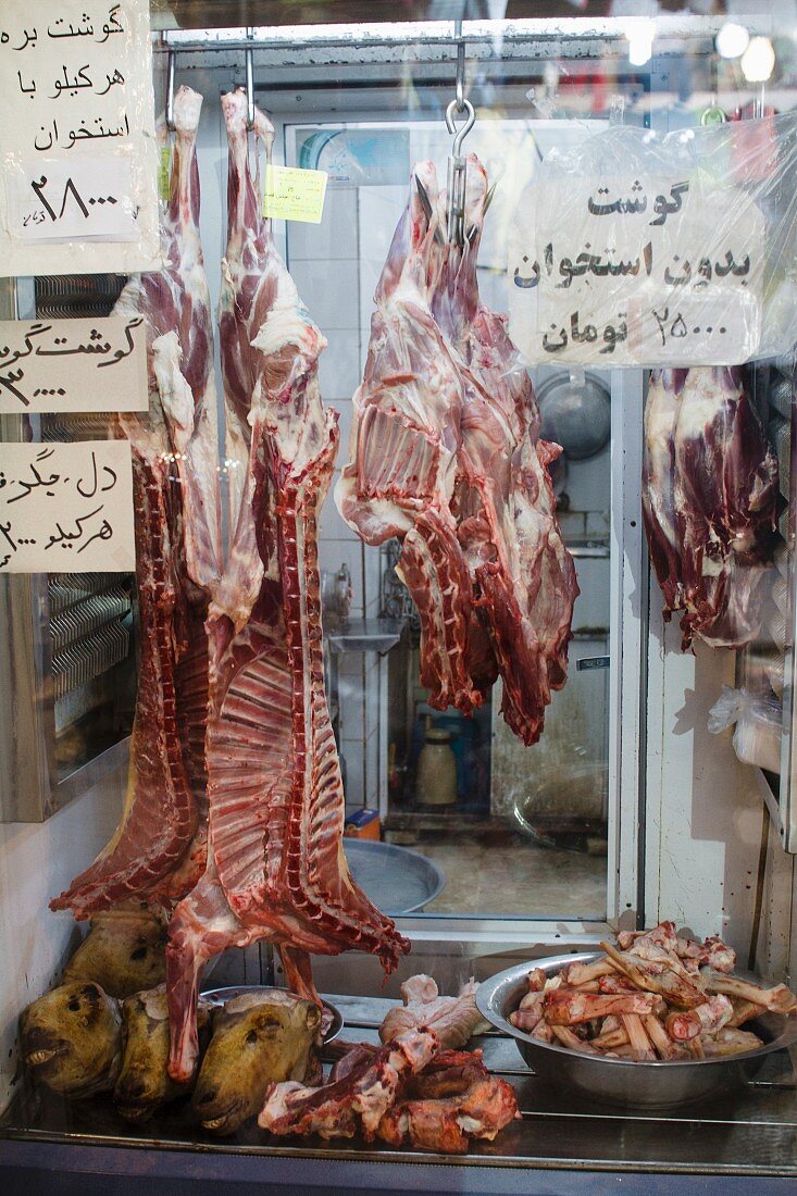 Lammfleisch im Schaufenster eines Metzgers auf Markt in Isfahan (Iran)