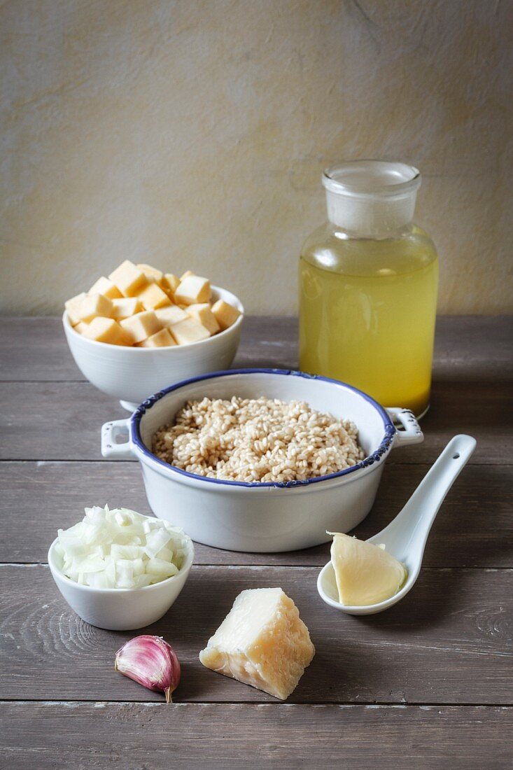 Zutaten für Steckrüben-Risotto: Steckrüben, Reis, Brühe, Zwiebeln, Käse & Butter