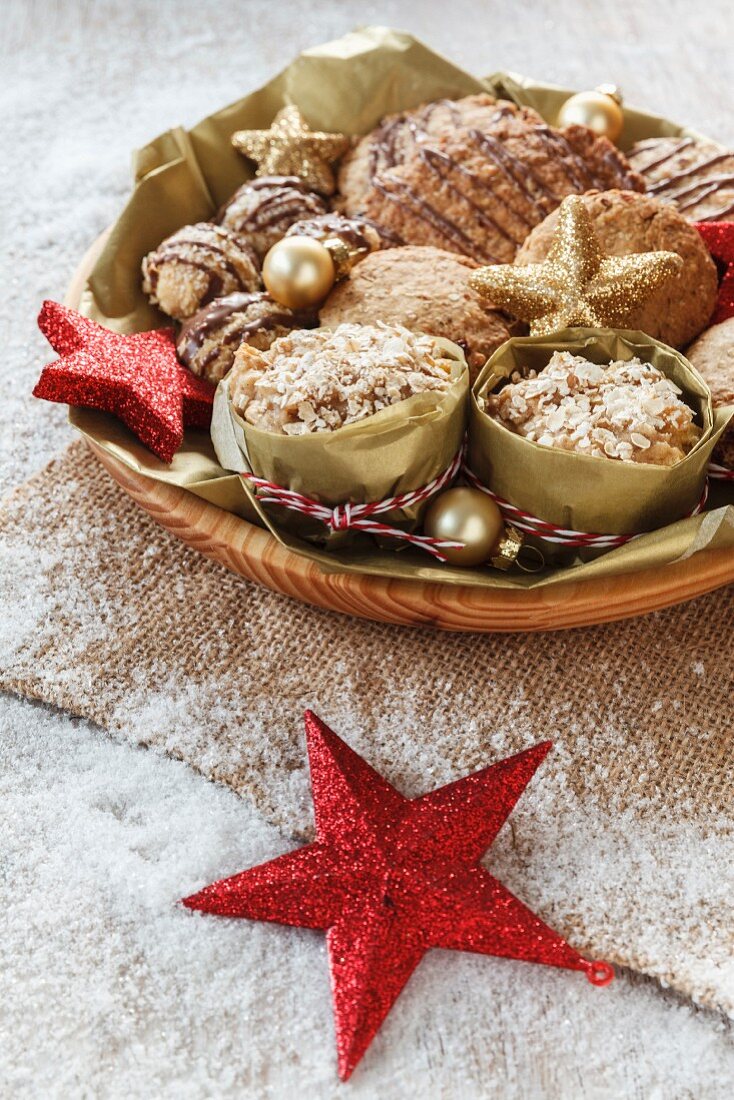 Weihnachtlicher Teller mit Haferplätzchen, Hafermuffins, Scones & Haferkugeln