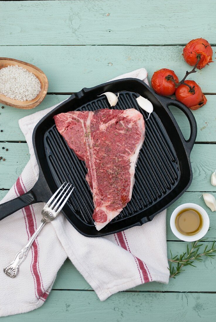 Rohes T-Bone-Steak in Grillpfanne