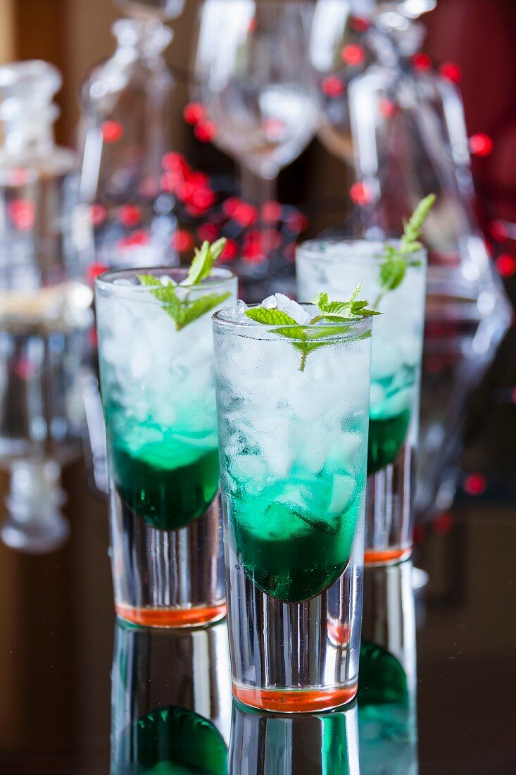 Cocktails with mint liqueur, ice, fresh mint and soda water