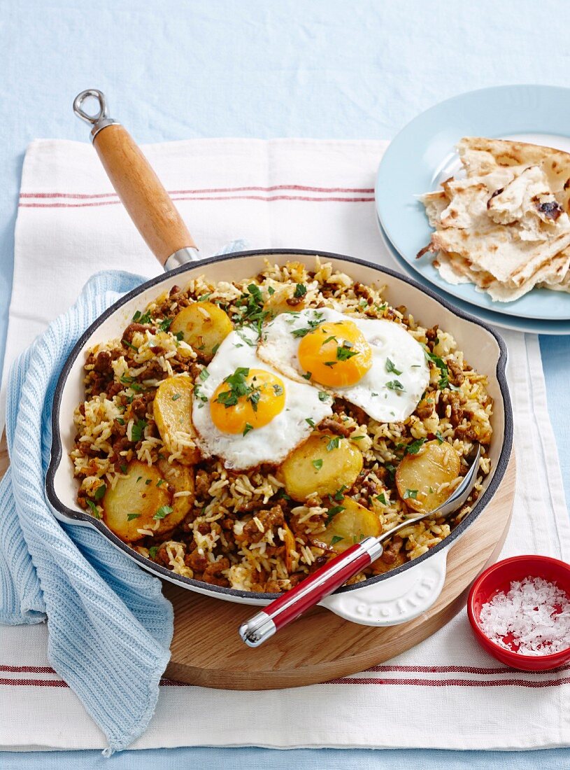 Reispfanne mit Lammhackfleisch, Bratkartoffel und Spiegelei