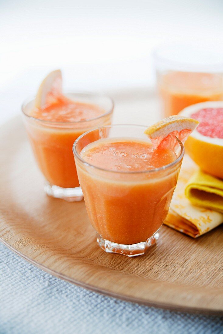 Rosa Grapefruit-Orangen-Saft in Gläsern