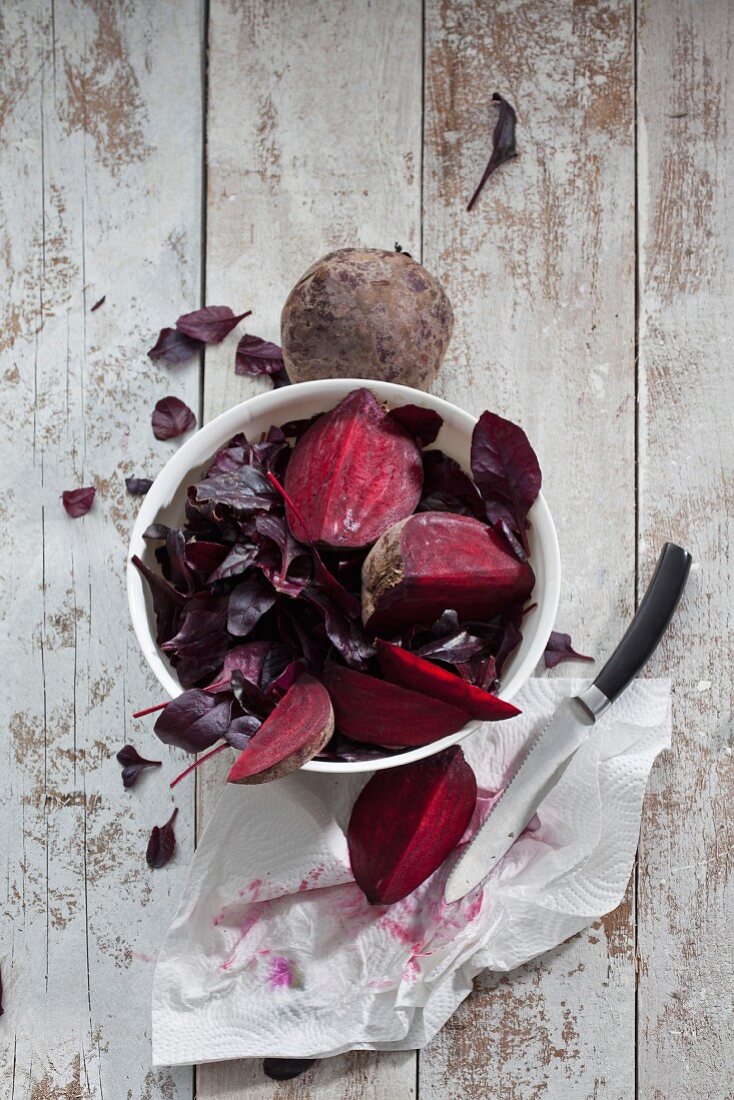 Frische Rote-Bete & Rote-Bete-Blätter in Schälchen (Aufsicht)