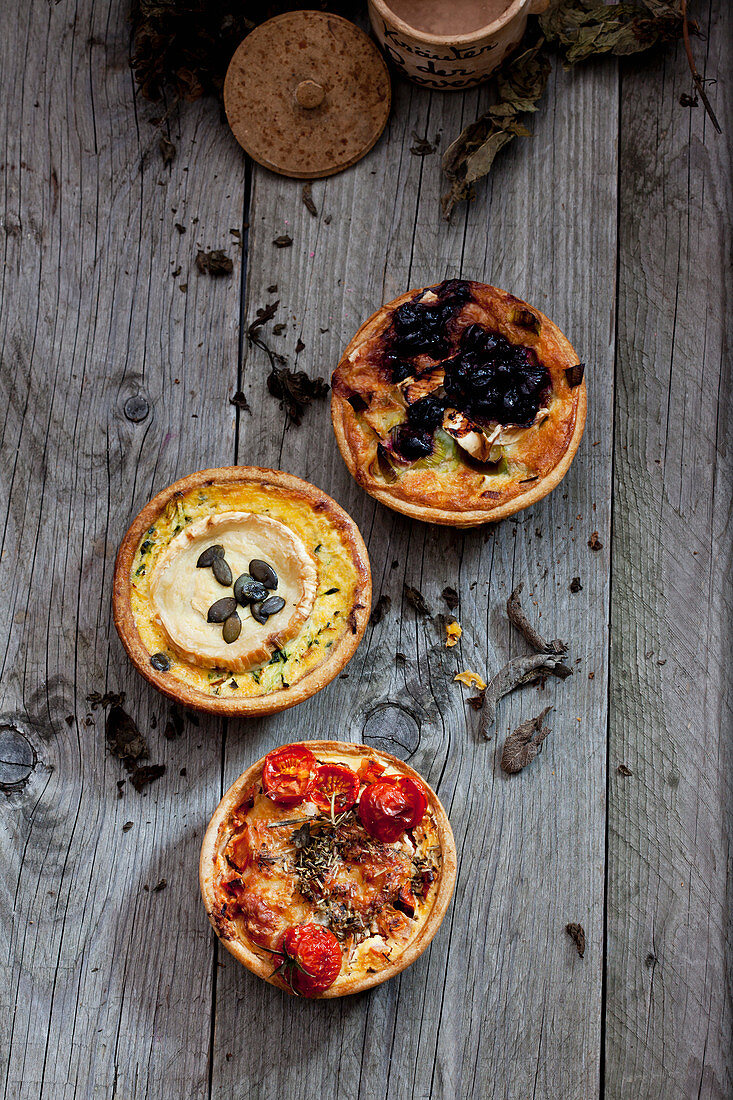 Drei verschiedene Mini-Quiche mit Cranberries, Ziegenkäse & Tomaten