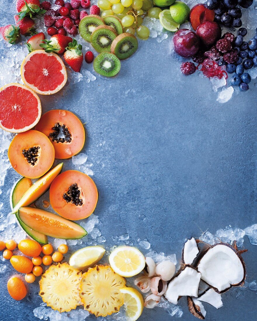 Verschiedene Früchte und Crushed Ice