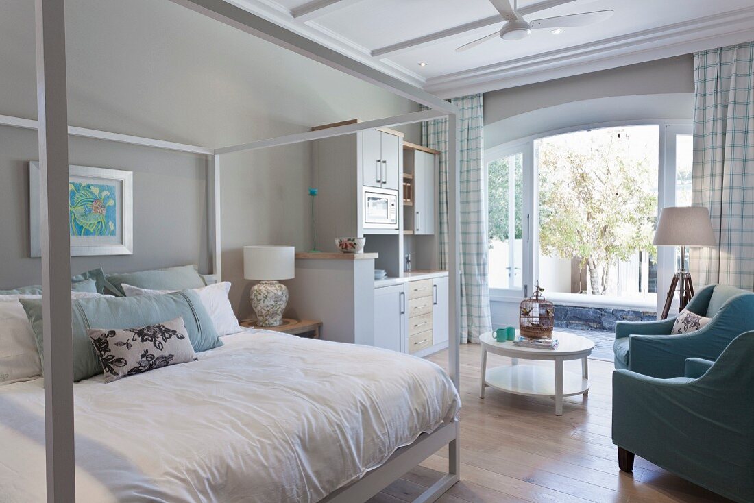 Open-plan sleeping area and kitchen in holiday home