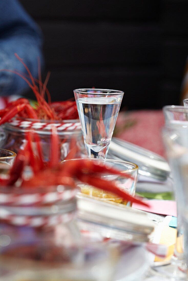 Aquavit und gekochte Flusskrebse auf gedecktem Tisch