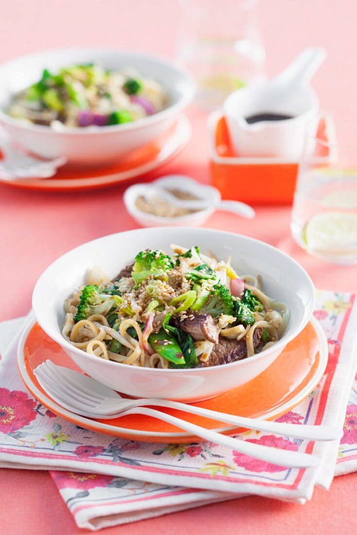 Fried noodles with beef, vegetables and ginger