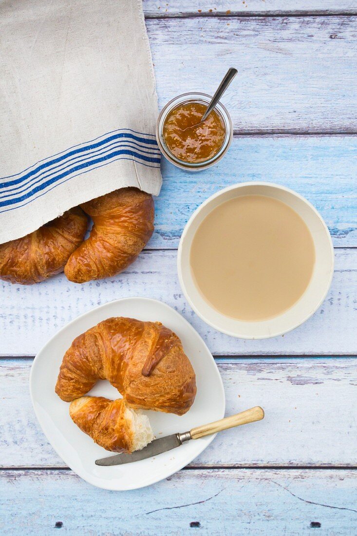 Französisches Frühstück mit Milchkaffee & Feigenmarmelade (Aufsicht)