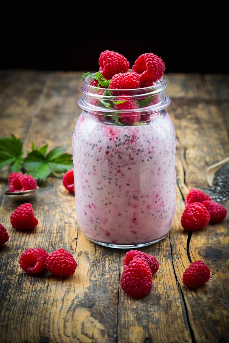 Frühstück im Glas mit Himbeeren Milch, Chia, Hanfsamen & Minze