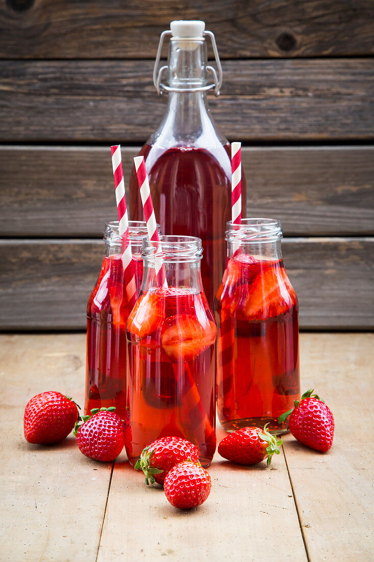 Selbstgemachte Erdbeerlimonade in Flaschen