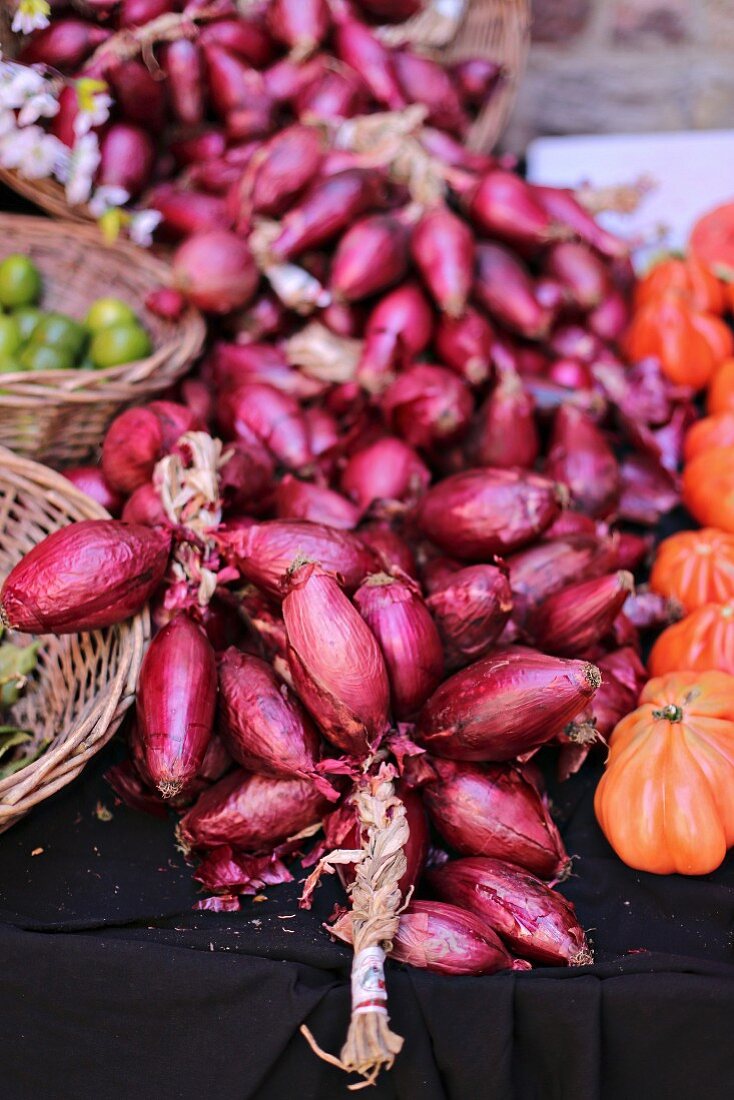 A plait of red onions from Tropea on a market stand