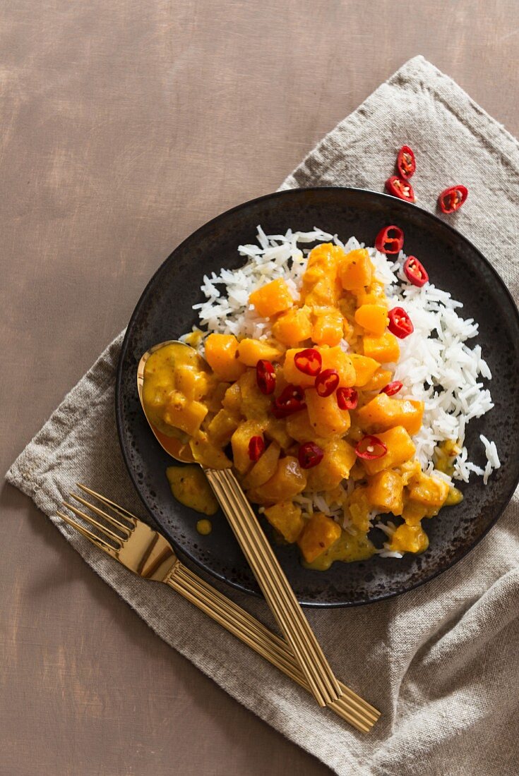 Kürbiscurry mit Chilischoten und Reis