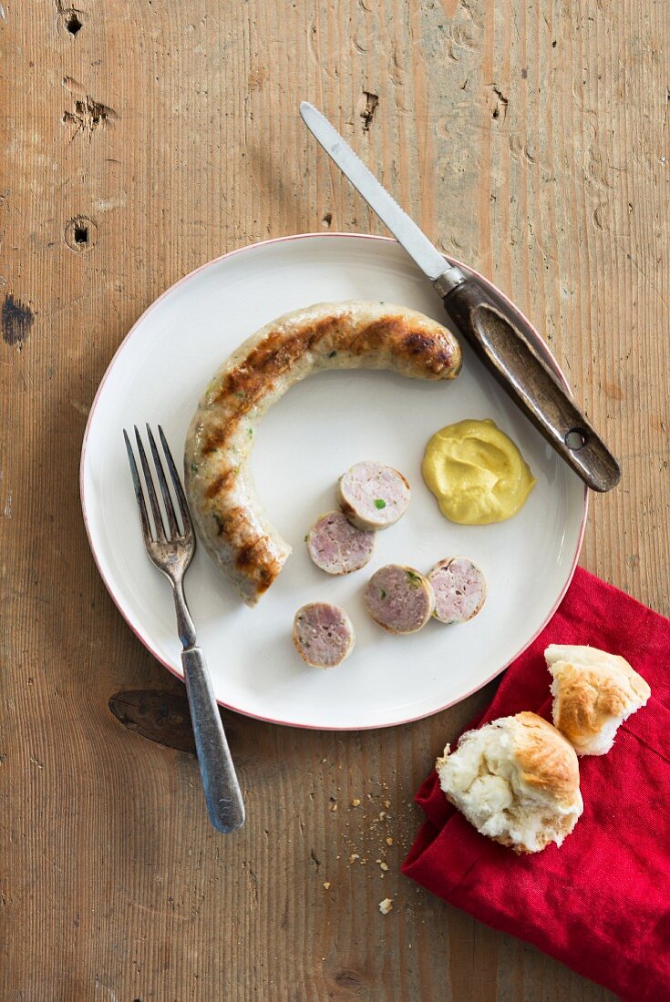 Grillwurst mit Senf und Brötchen