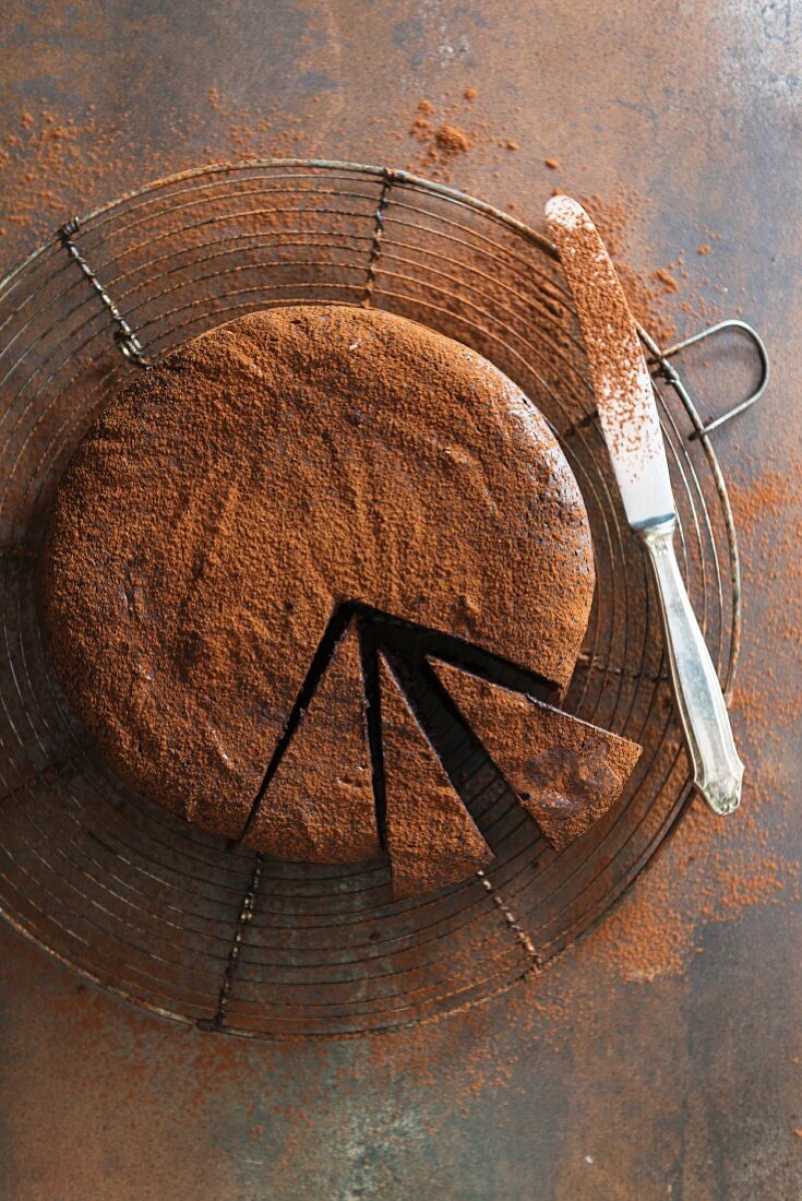 Whiskey-Trüffeltorte mit Kakaopulver, angeschnitten