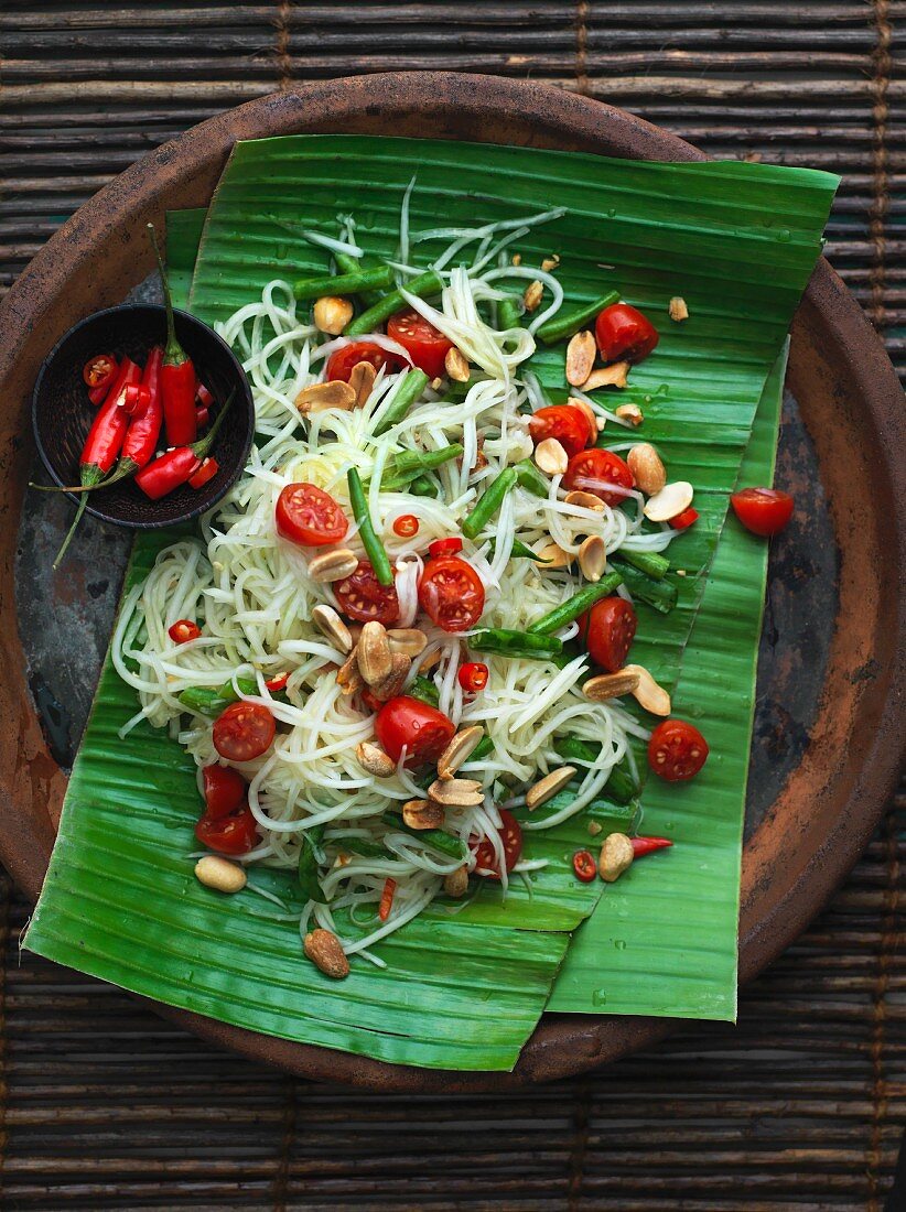 Papayasalat mit Kirschtomaten und Erdnüssen (Thailand)