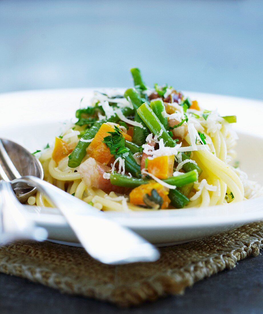 Spaghetti mit Gemüse, geräucherter Entenbrust und Parmesan