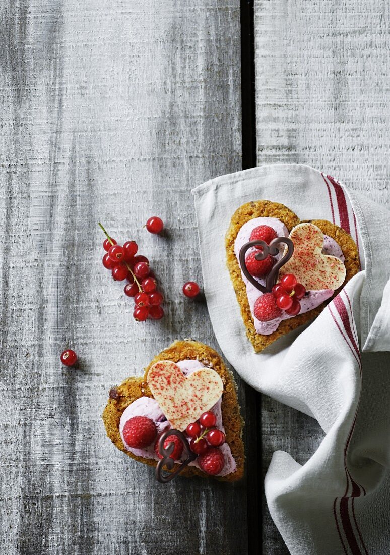 Kleine Herzkuchen mit Beeren zum Valentinstag