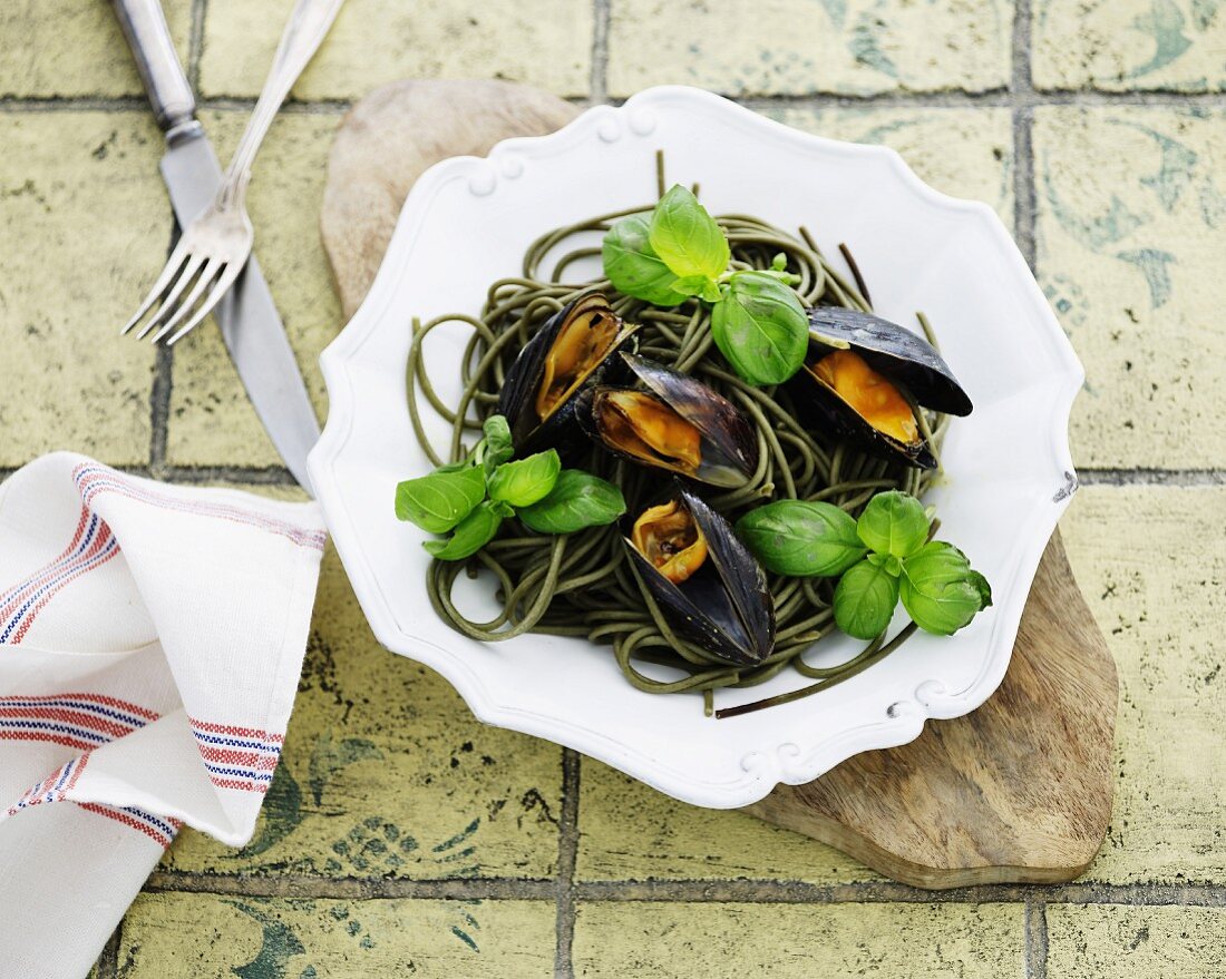 Green spaghetti with mussels and basil