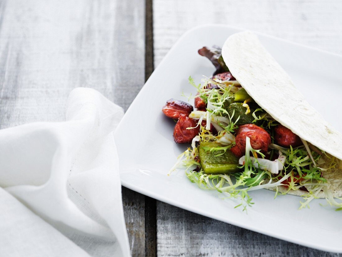 Salat mit Chorizo und Avocado in der Tortilla