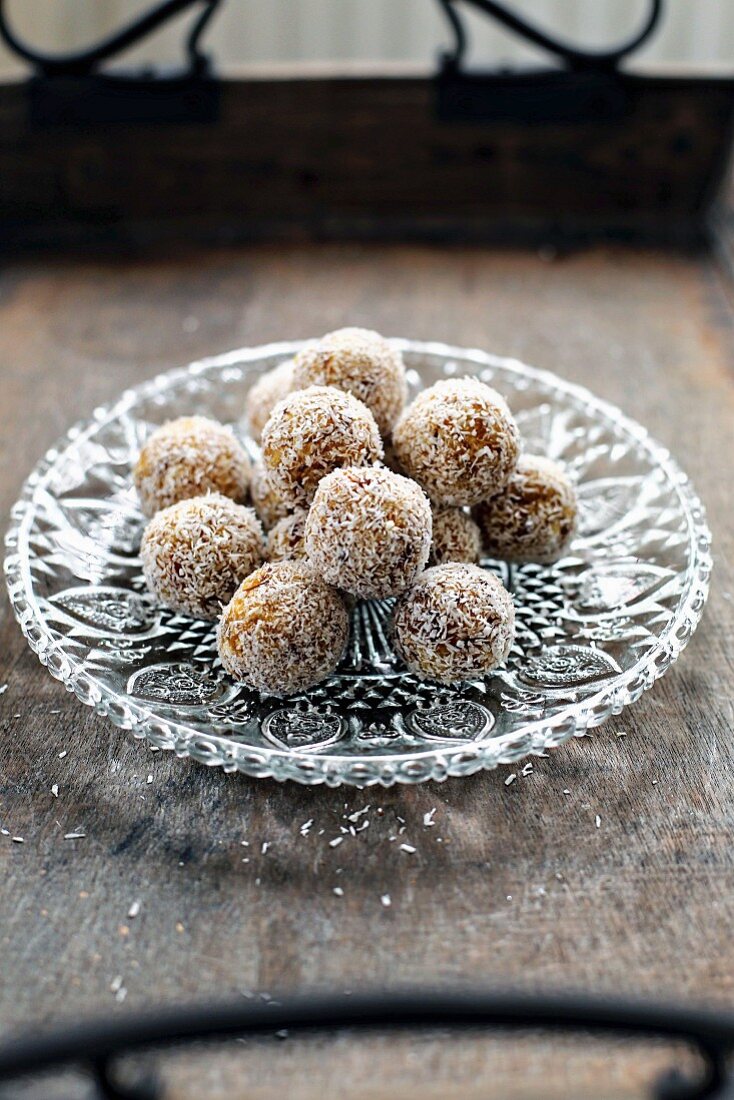 Energy Balls (vegane Energiekugeln aus Trockenfrüchten, Nüssen und Kokos)