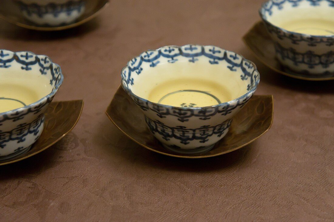 Grüner Tee in traditionellen Porzellanschälchen (Japan)