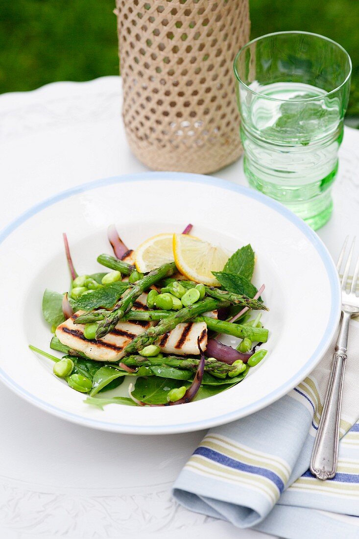 Grilled haloumi and asparagus salad with beans and lettuce