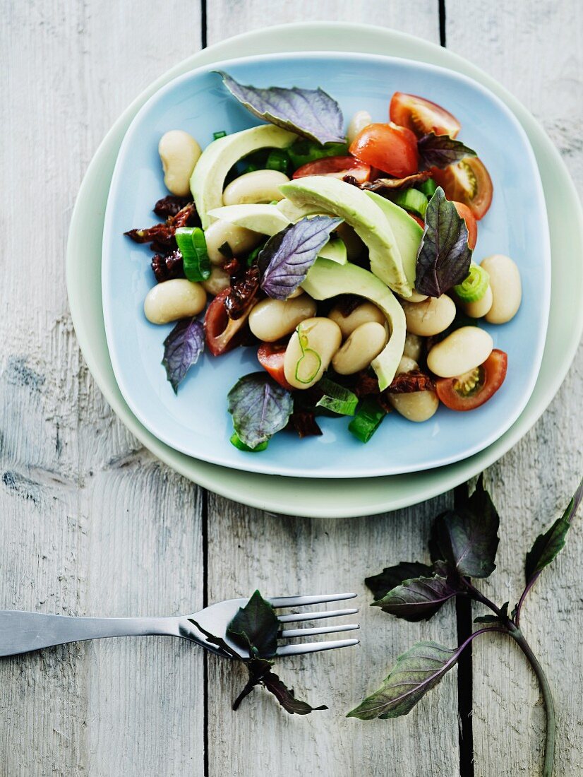 Butterbohnensalat mit Avocado, Tomate und Basilikum