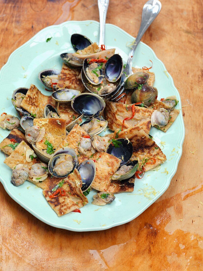 Testaroli with clams