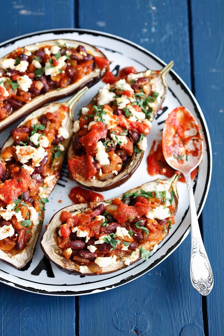 Gefüllte Auberginen mit Kidneybohnen, Tomaten und Feta