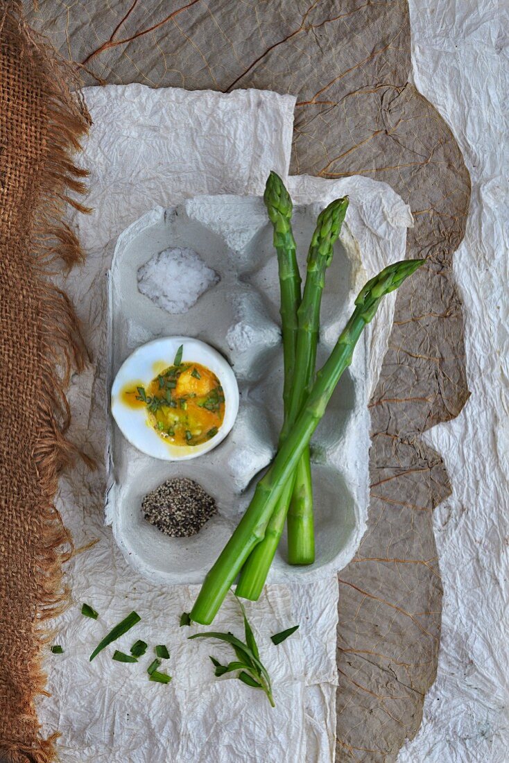 Weichgekochtes Ei mit Salz, Pfeffer und Spargel