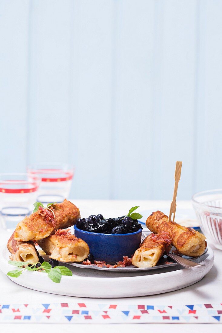 Arme Ritter Rollen mit Zimt und Brie, dazu Blaubeerkompott