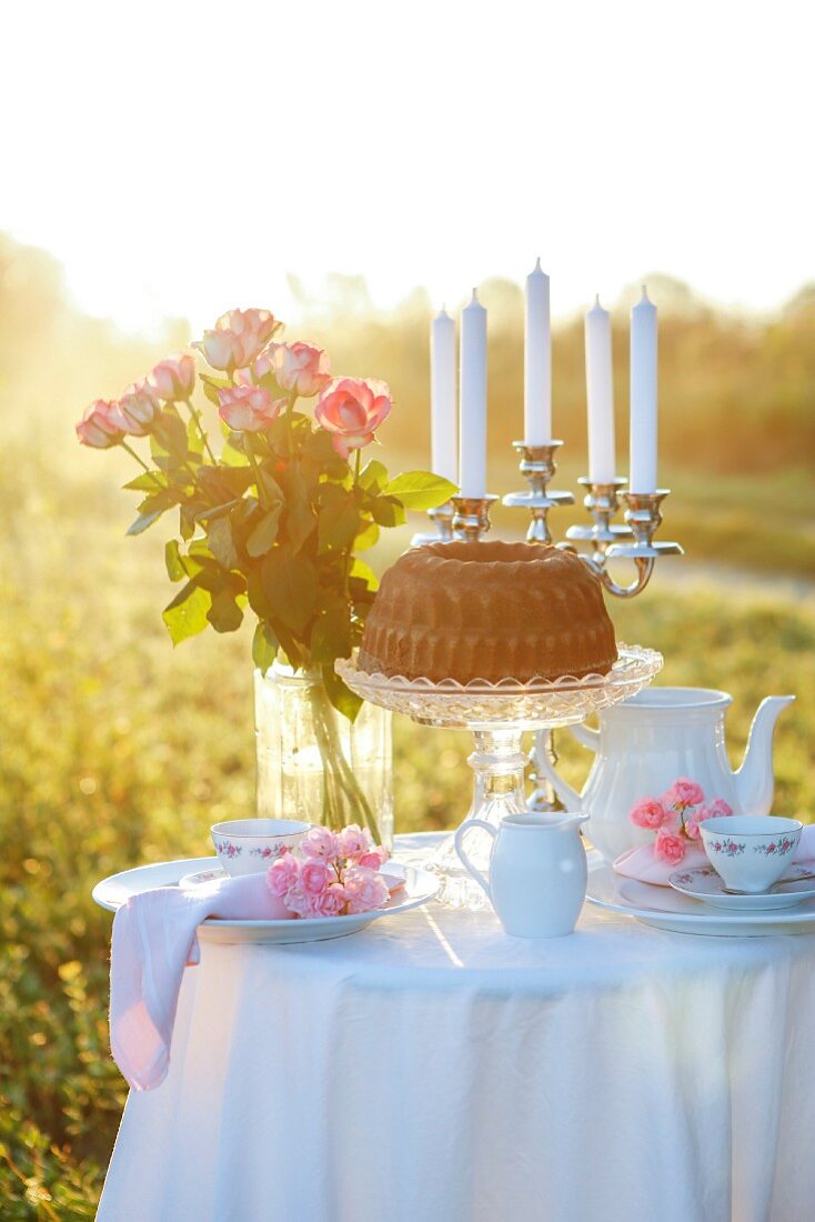 Gedeckter Tisch im Grünen für romantisches Frühstück zu Zweit