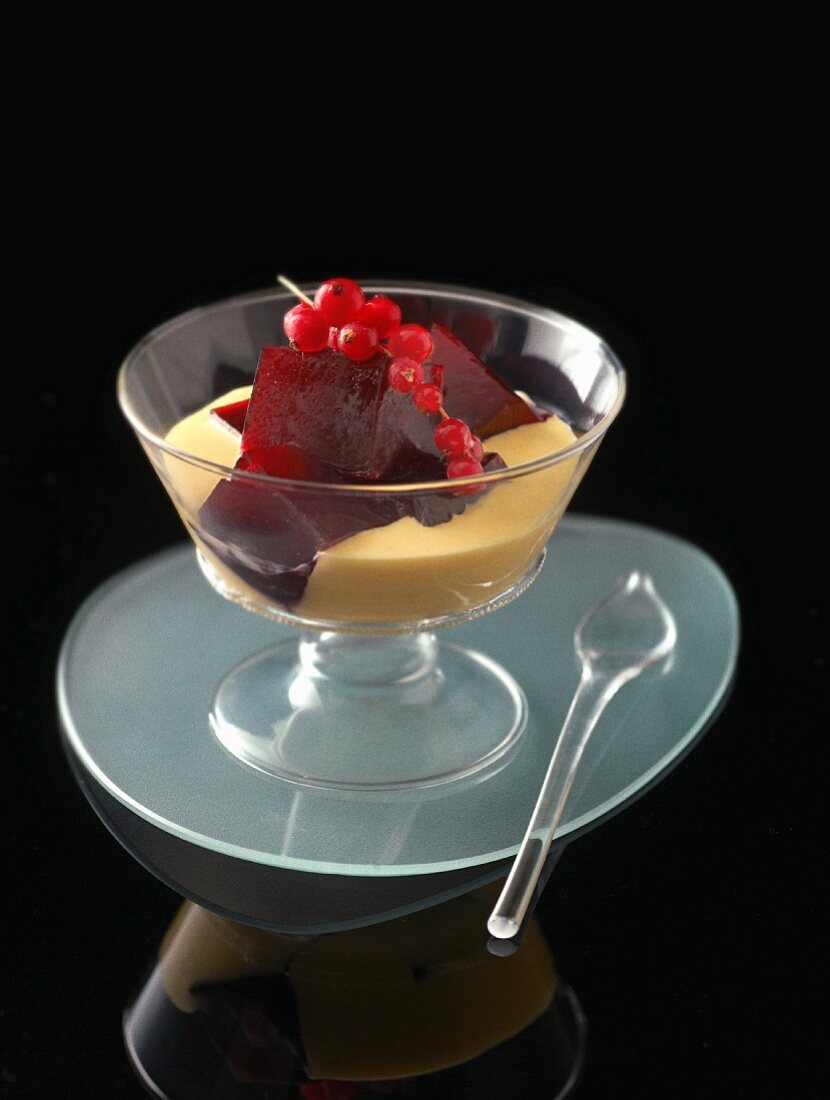 Vanilla pudding with redcurrant jelly