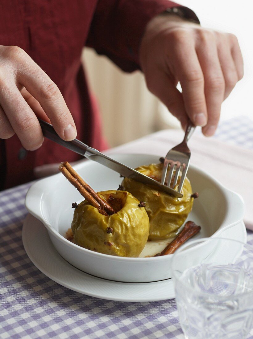 Bratapfel mit Zimt und Nelken