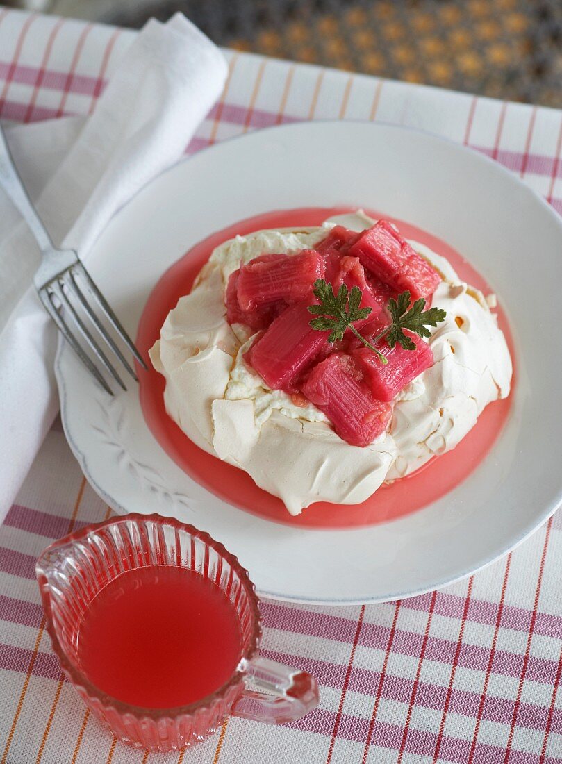 Pavlova mit Rhabarberkompott