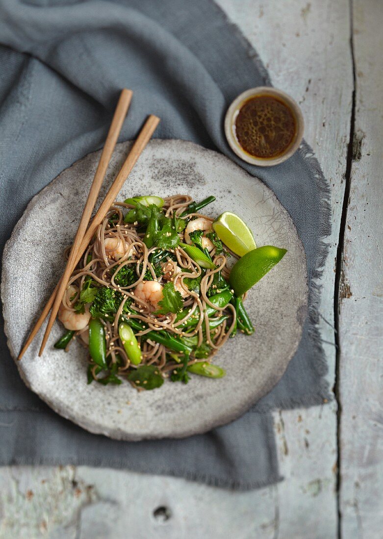 Soba noodles with prawns and green vegetables