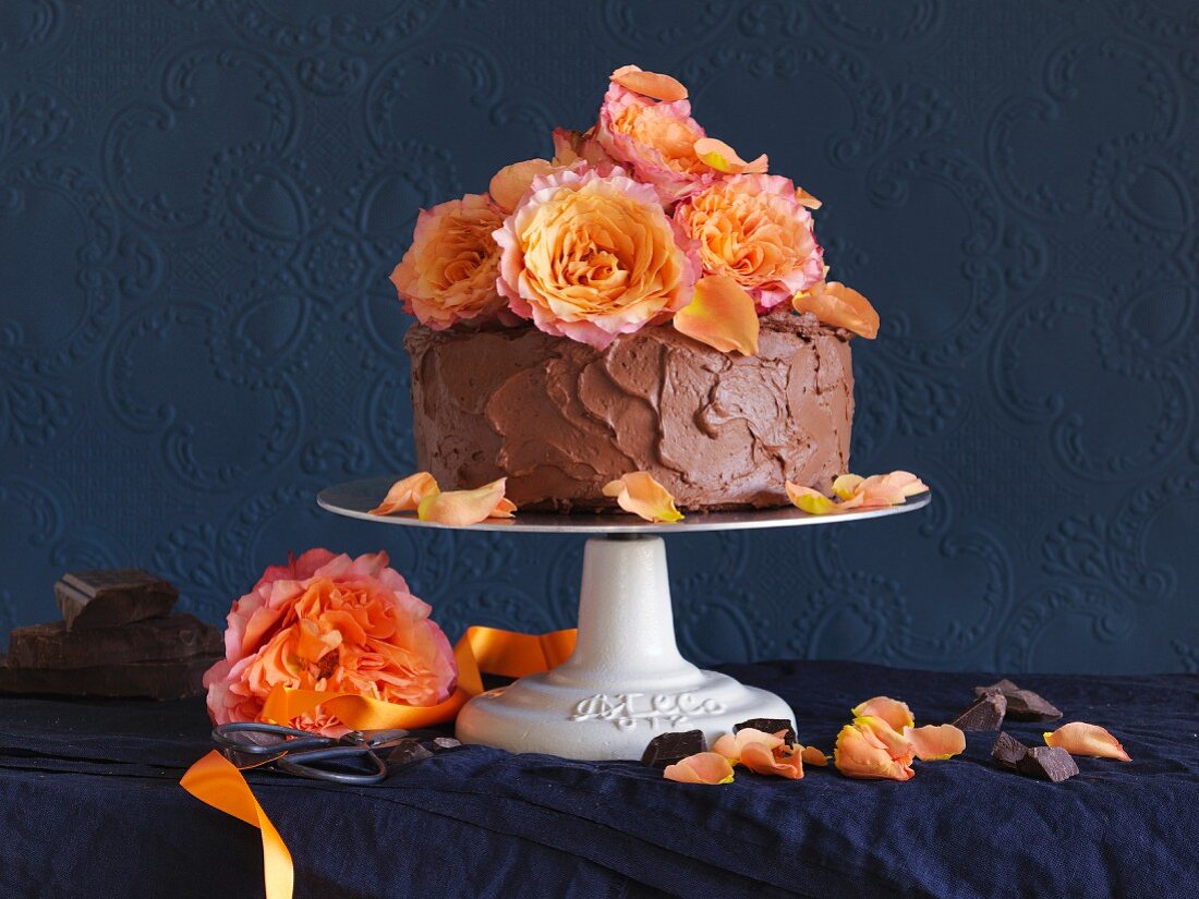 Schokoladen-Ganache-Torte mit Rosendeko