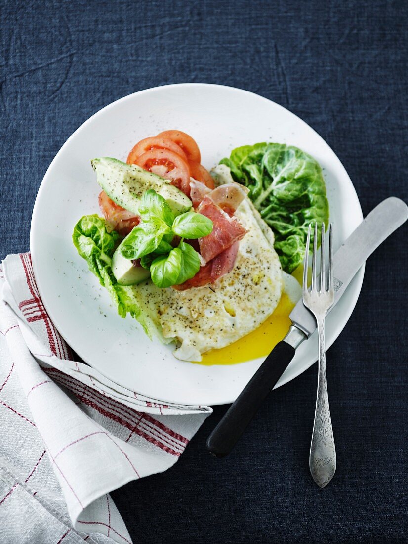 Spiegelei mit Schinken, Avocado und Tomaten