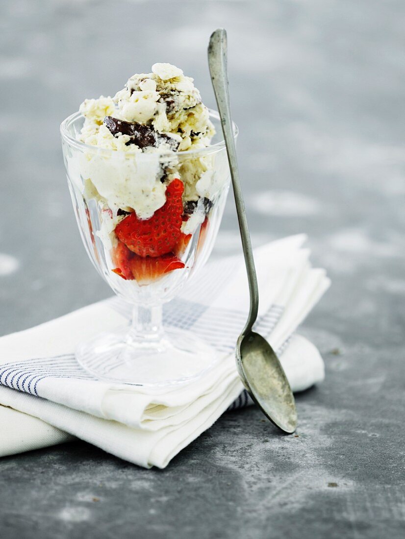 Vanilla ice cream with chocolate pieces and strawberries