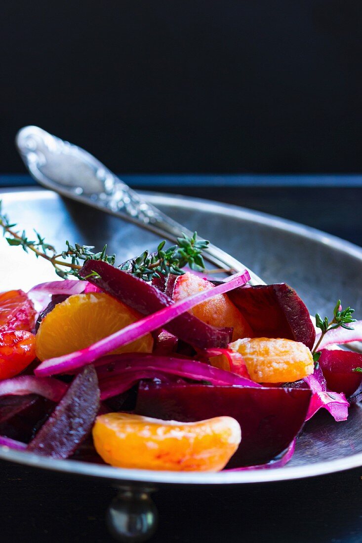 Beetroot salad with mandarins, onions and thyme