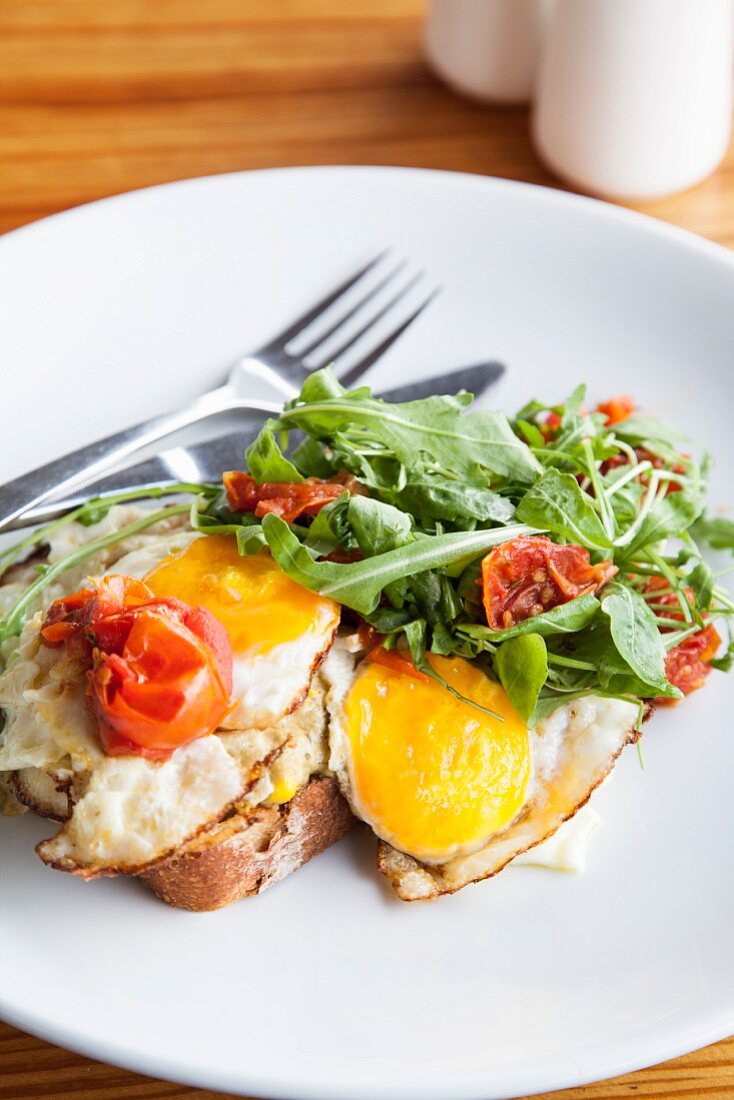 Toast with fried eggs, sweetcorn purée and oven-roasted tomatoes