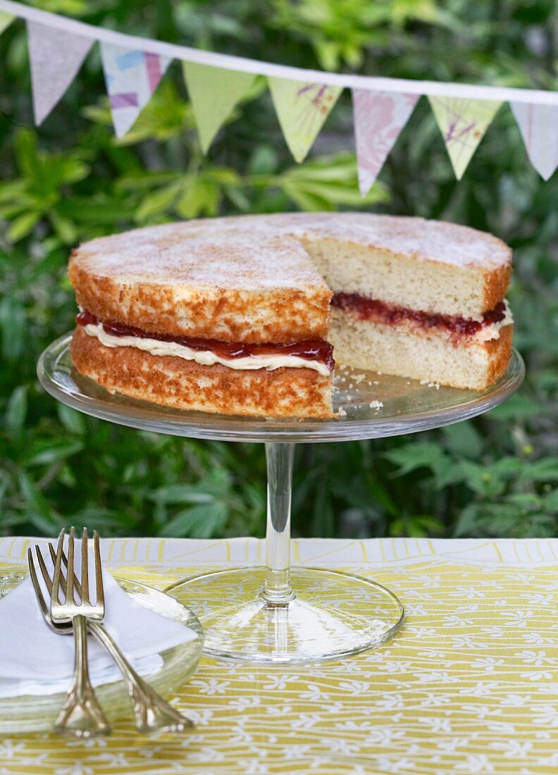 Victoria Sponge Cake mit Marmelade & Buttercreme (England)